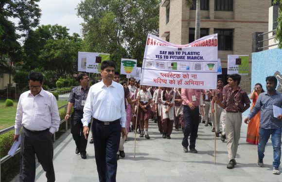 पाॅलीथिन व प्लास्टिक के खिलाफ डीएवी स्कूल के विद्यार्थियों ने निकाली रैली